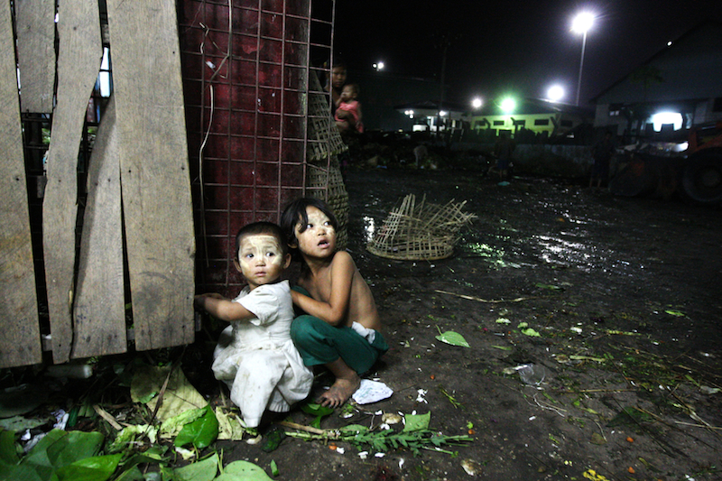 Sekhantha night market kids - Yangon (Burma)