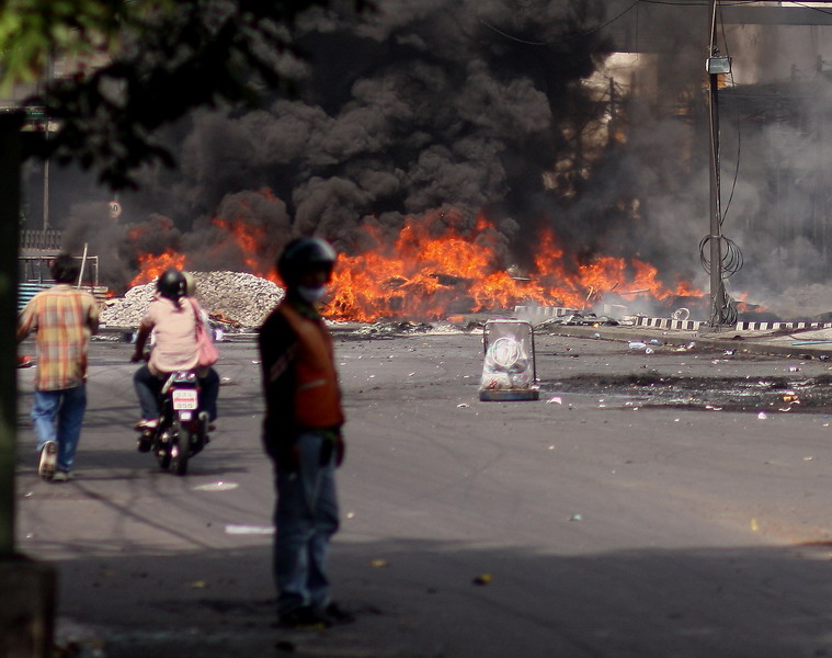 Tyres burning at Din Daeng