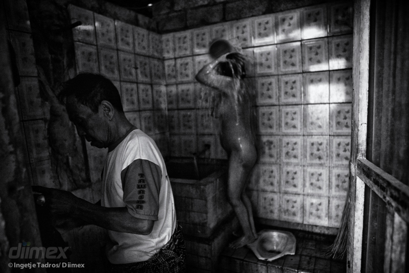 IngetjeTadros_Caged Humans In Bali_22